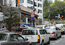 二輪車はどの路地からも大通りに出られない