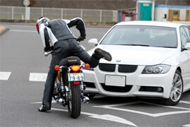 右直事故：交差点を直進中に対向右折車が出てきた例