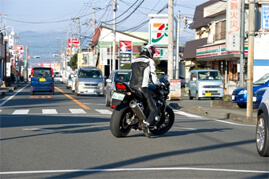 危ない右折方法：対向車が来ているのに無理な右折をしている例