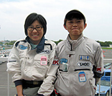 妹の井形ともさんと。井形ともさんはWGP125ccクラスに日本人女性として初めてフル参戦した経歴の持ち主。現在はスクールの企画総括責任者です。