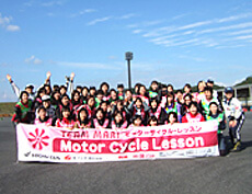 女性だけのスクール「チームマリ・モーターサイクルレッスン」。栃木県のツインリンクもてぎにて