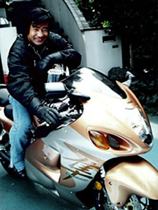 藤岡さんの現在の愛車、スズキGSX1300Rハヤブサと一緒に。