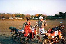 富士山をバックに友人と記念写真。まだあどけなさの残る大鶴さんが座っているマシンこそ、筋斗雲のDTR200。