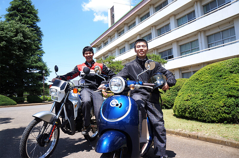 バイク通学の中瀬さん（左）と永井さん