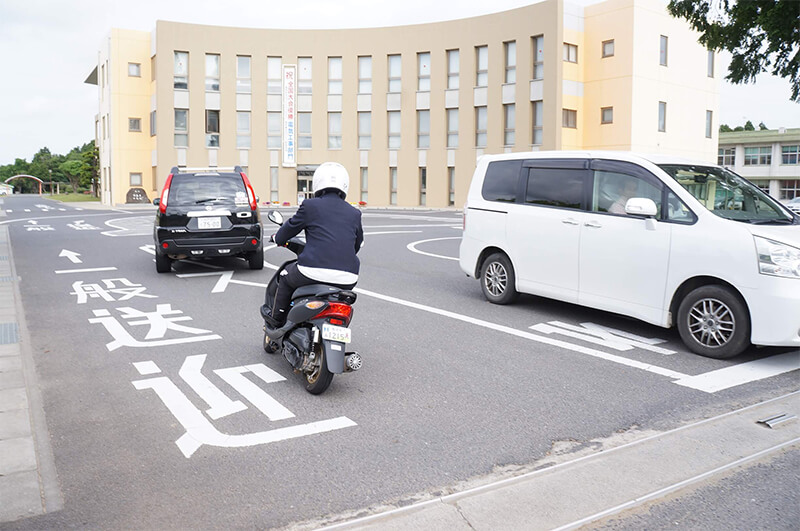 原付通学の生徒と送迎のクルマが続々登校