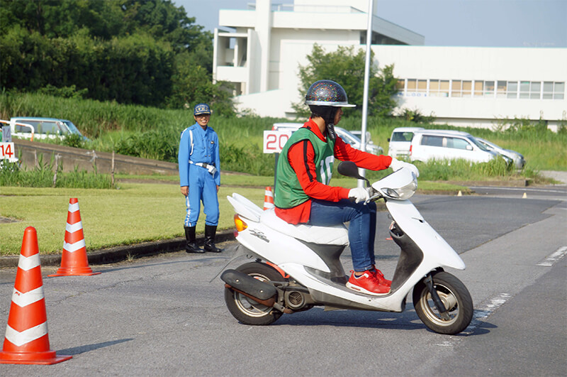 バイクの操縦の難しさに改めて気付く生徒