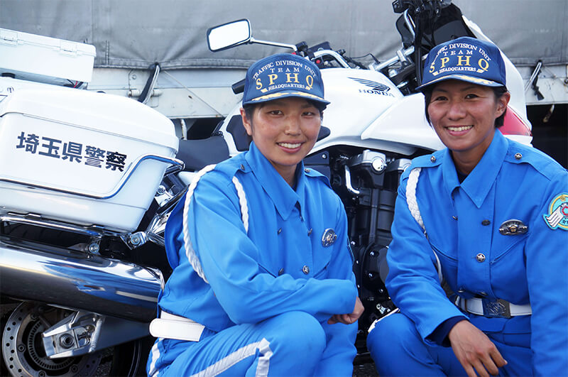 埼玉県警・女性白バイ隊「SKIP」の２人