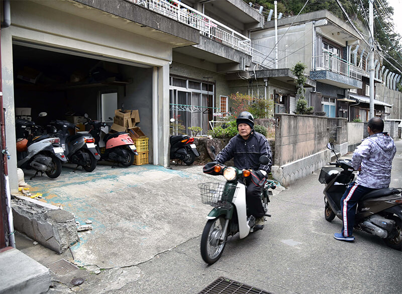 車庫には1家4人の原付が見える