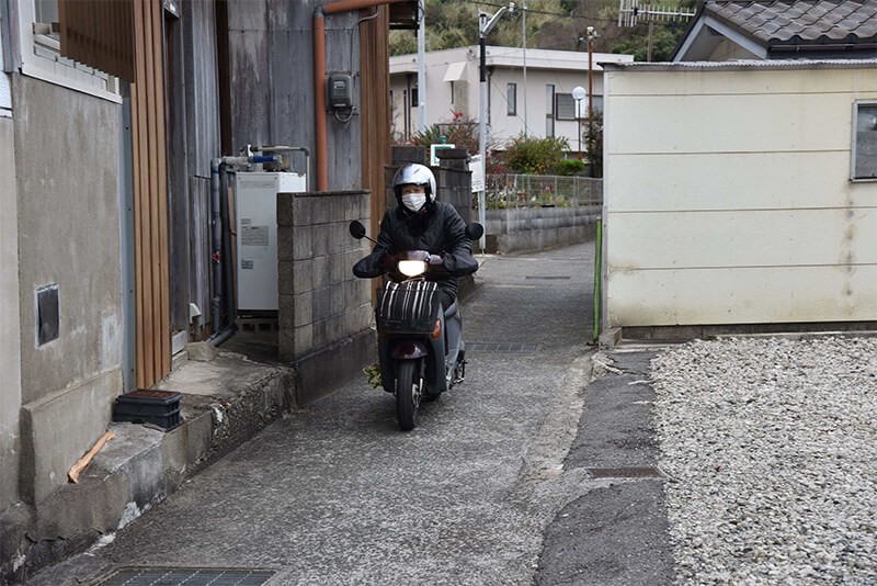 原付が1台通るだけでいっぱいの路地