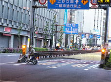 直前で規制に気づき転回するライダー