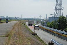 二輪車の通行が解禁された荒川土手上通り