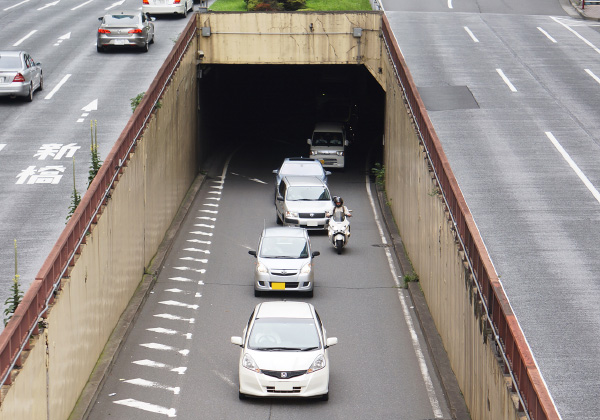 誤って地下道に進入したバイク