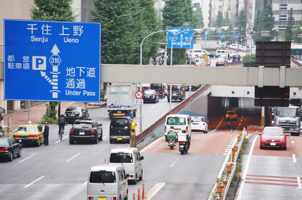 地下道の出口では再びバイクが合流