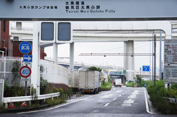 ①左側に自動車専用道路の標識