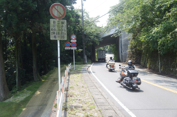 ①左側に自動車専用道路の標識