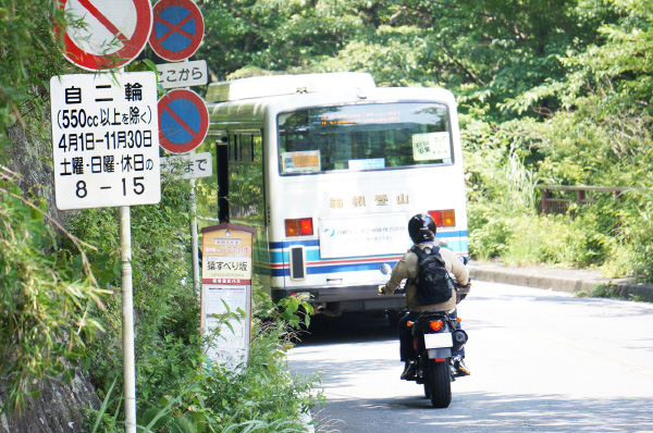 ツーリングライダーが走る旧街道