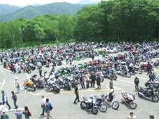 会場には続々とバイクがやってきた